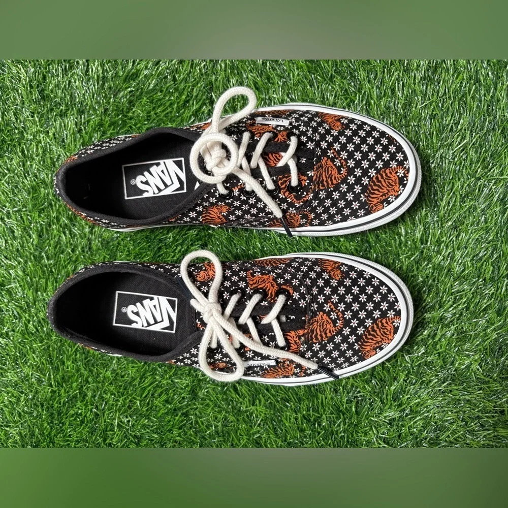 VANS Unisex Bengal Tiger Floral Black/Orange/White Low-Top Sneaker- M4.5, W6.0